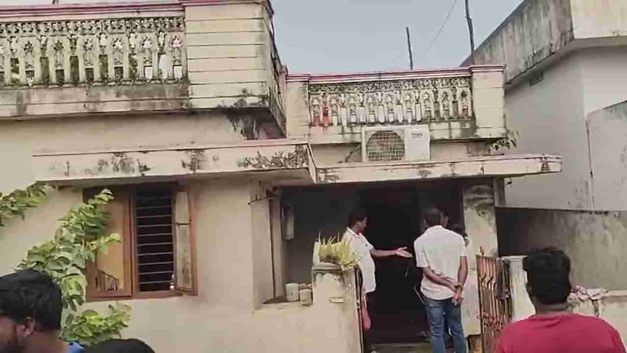 Kakinada: నైట్ డ్యూటీకి వెళ్లిన భర్త.. వచ్చి చూసేసరికి రక్తమడుగులో భార్య, ఇద్దరు పిల్లలు..!