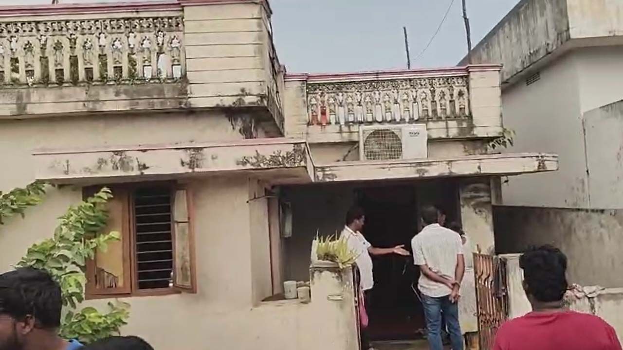 Kakinada: నైట్ డ్యూటీకి వెళ్లిన భర్త.. వచ్చి చూసేసరికి రక్తమడుగులో భార్య, ఇద్దరు పిల్లలు..!