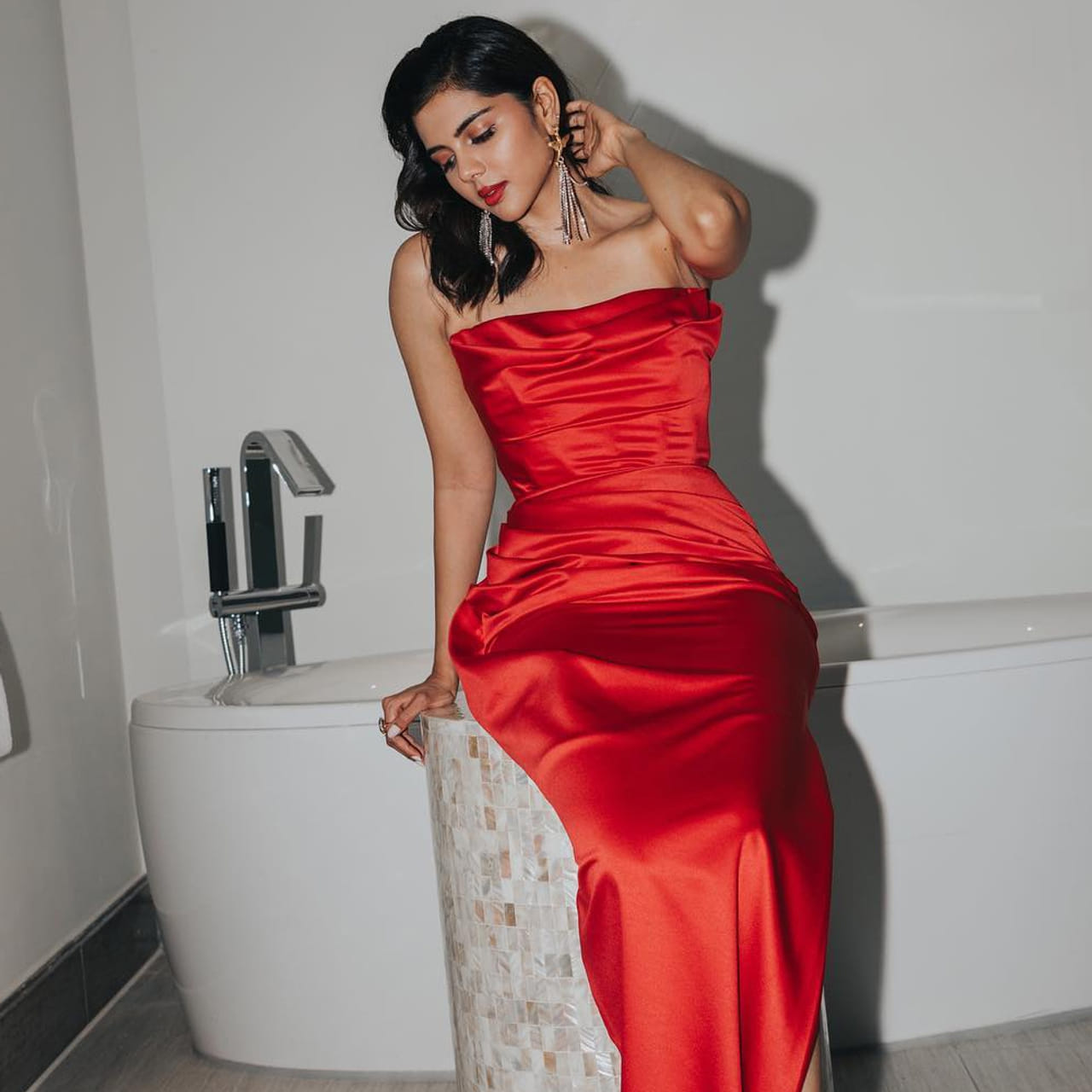 తెలుగులో ఆమె నటించింది కేవలం మూడు సినిమాల్లోనే. అందులో రెండు డిజాస్టర్స్ కాగా.. ఒకే ఒక్క హిట్టు అందుకుంది. కానీ ఈ బ్యూటీకి విపరీతమైన క్రేజ్ ఉన్నప్పటికీ తెలుగులో మాత్రం అంతగా అవకాశాలు రాలేదు. ఇంతకీ ఈ అమ్మడిని గుర్తుపట్టారా.. ? 