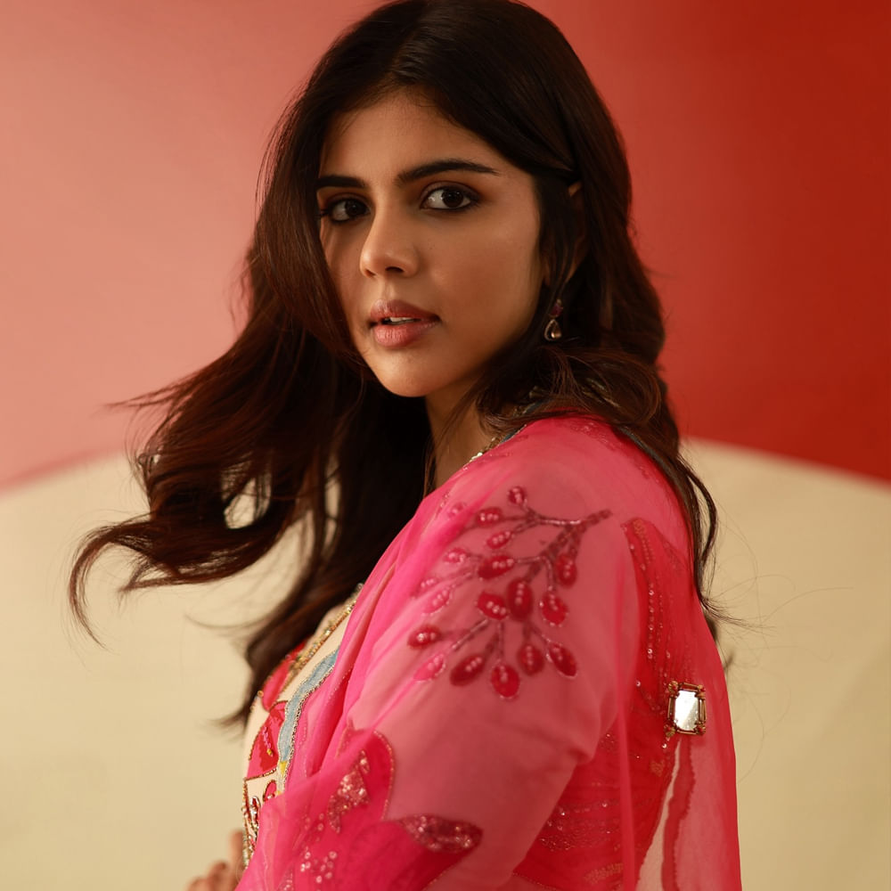 తాజాగా ఈ అమ్మడు జిమ్ లో బాక్సింగ్ చేస్తున్న ఫోటోస్ పంచుకుంది. ఇప్పుడు ఈ పిక్స్ నెట్టింట ఫుల్ వైరలవుతున్నాయి. తెలుగులో ఆఫర్స్ కోసం వెయిట్ చేస్తున్న ఈ బ్యూటీకి నెట్టింట క్రేజ్ మాత్రం ఎక్కువగానే ఉంది. 