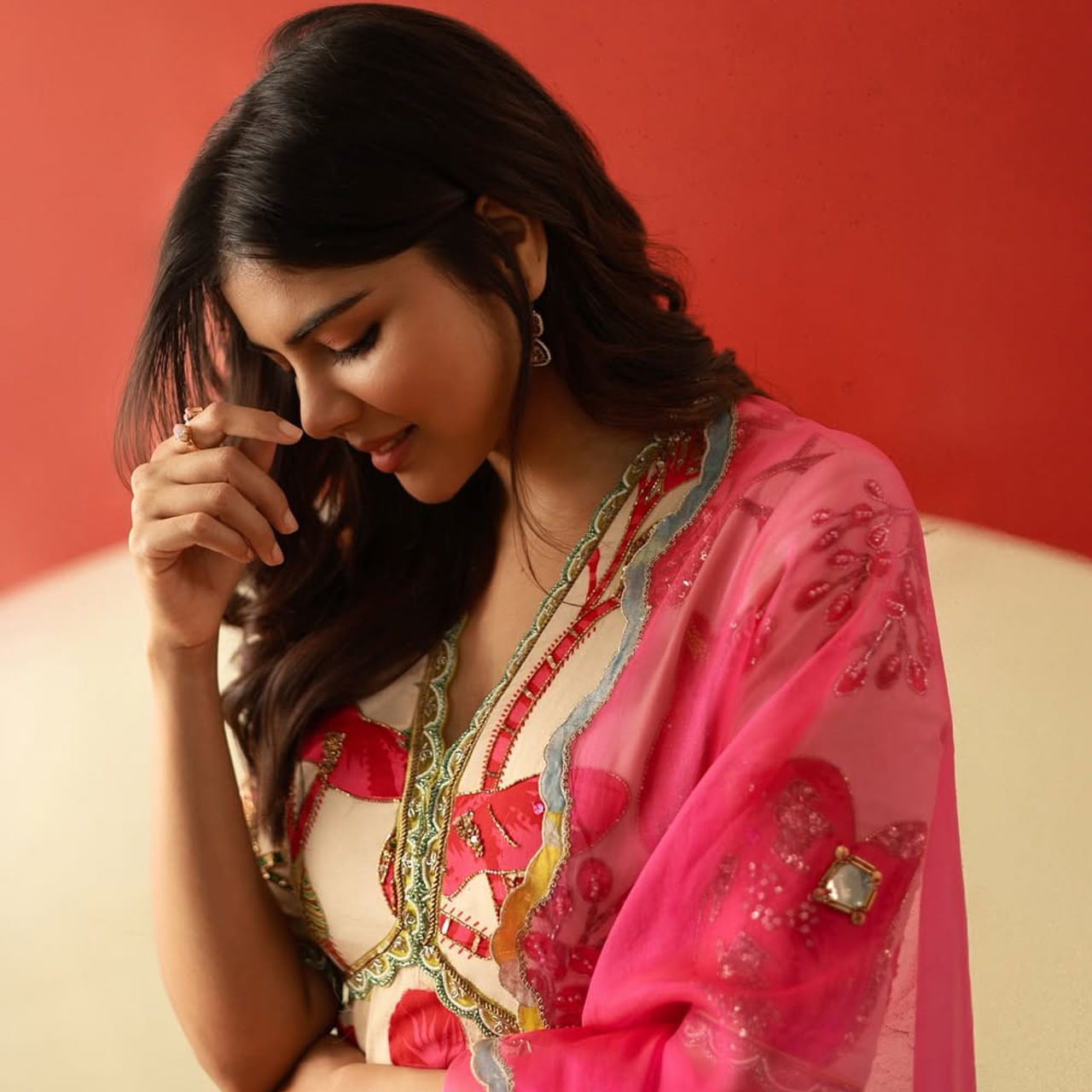 తెలుగు ప్రేక్షకులకు ఇష్టమైన హీరోయిన్.. టాలీవుడ్ ఇండస్ట్రీలో చేసిందే మూడు సినిమాలు. అందులో ఒకటి బ్లాక్ బస్టర్ హిట్ కాగా.. రెండు సినిమాలు డిజాస్టర్ అయ్యాయి. కానీ అందం, అభినయంతో సినీప్రియులను ఆకట్టుకుంది. ముఖ్యంగా కుర్రాళ్ల హృదయాలు దోచేసింది.