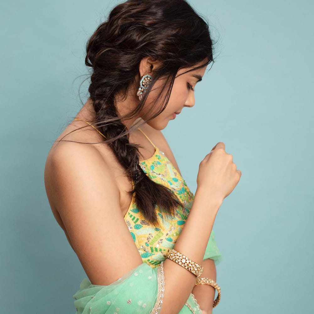 తనే హీరోయిన్ కళ్యాణి ప్రియదర్శన్. తెలుగు, తమిళం, మలయాళం భాషలలో పలు చిత్రాలలో నటించింది. ఇప్పుడు ఎక్కువగా మలయాళంలోనే నటిస్తుంది. తెలుగులో ఈ బ్యూటీకి మంచి క్రేజ్ ఉన్న సంగతి తెలిసిందే. 