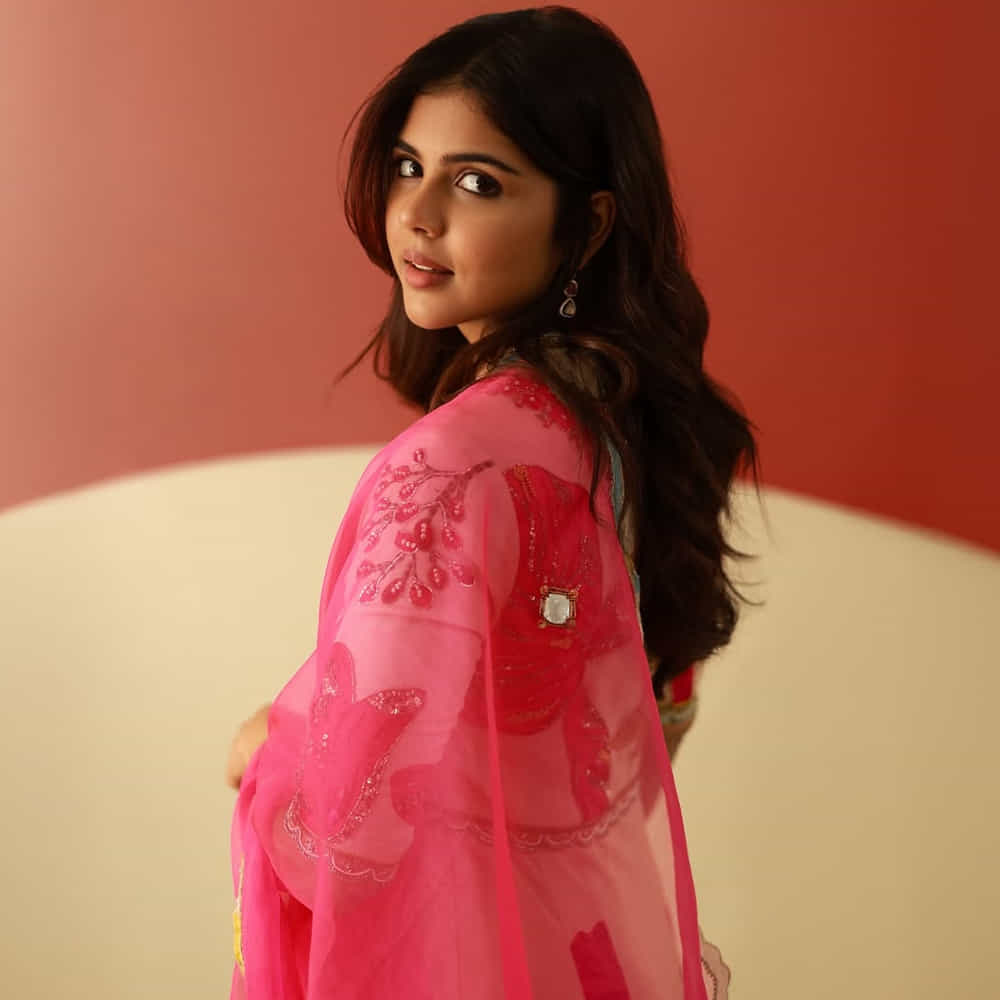తెలుగులో మంచి అవకాశం వస్తే చేసేందుకు రెడీగా ఉంది. మరోవైపు సోషల్ మీడియాలో వరుసగా పోస్టులు చేస్తూ నెటిజన్లను ఆకట్టుకుంటుంది. తాజాగా ఈ అమ్మడు షేర్ చేసిన బ్యూటీఫుల్ సింపుల్ లుక్స్ తెగ వైరలవుతున్నాయి. ఎప్పటిలాగే సింపుల్ లుక్ లో కట్టిపడేస్తుంది ఈ వయ్యారి. 