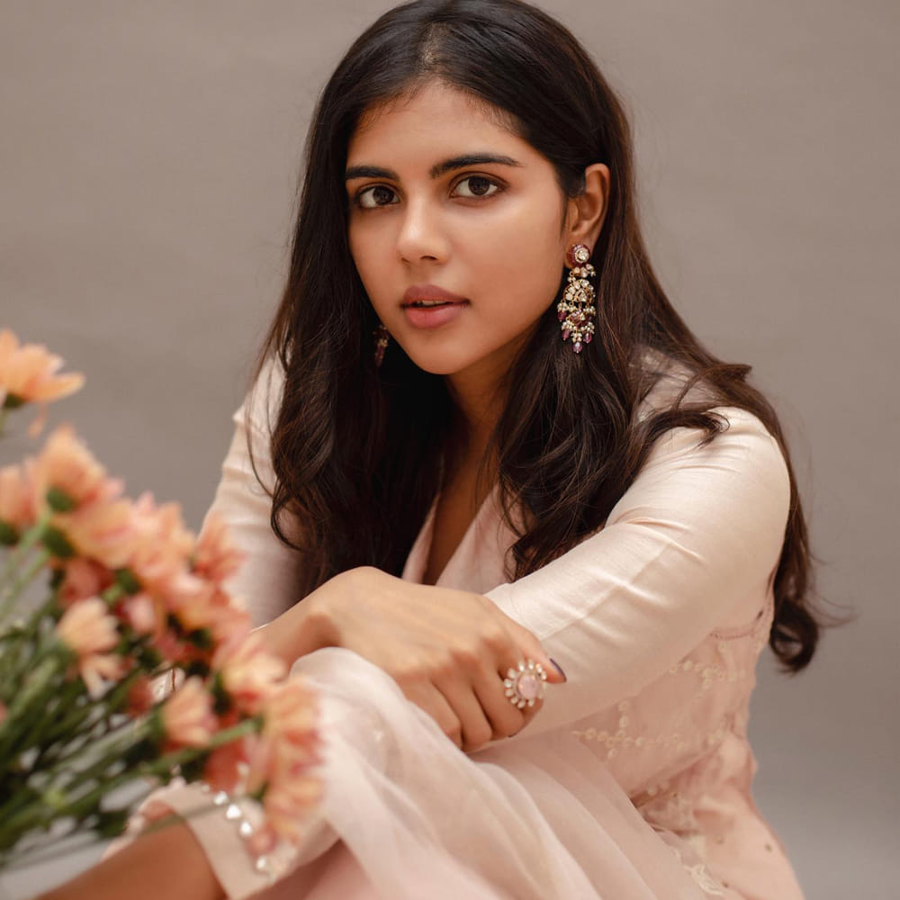 సినీరంగంలోకి ఈ బ్యూటీ ఎంట్రీ ఇచ్చి 8 సంవత్సరాలు అవుతుంది. అయినప్పటికీ ఈ బ్యూటీకి అంతగా అవకాశాలు రాలేదు. ప్రస్తుతం సోషల్ మీడియాలో వరుస పోస్టులతో నెటిజన్లను ఆకట్టుకుంటుంది. 