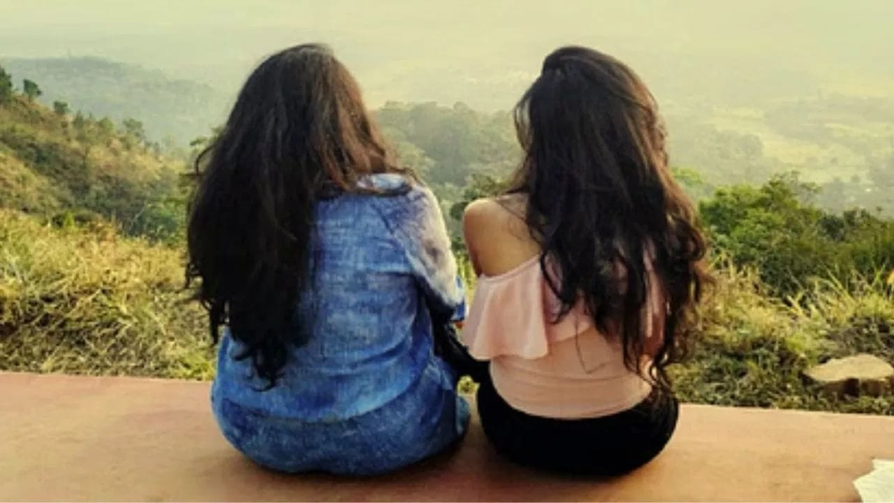 ఇద్దరు అమ్మాయిలు.. దగ్గరి బంధువులు.. సడన్గా ప్రేమ.. పెద్దలు నో చెప్పేసరికి..!