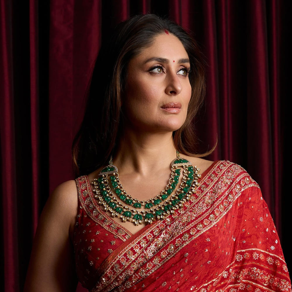 దాదాపు 20 ఏళ్లుగా ఇండస్ట్రీలో చక్రం తిప్పుతున్న ఈ ముద్దుగుమ్మ.. ఈ ఏడాది క్రూ సినిమాతో అడియన్స్ ముందుకు వచ్చింది. ఈ మూవీ భారీ విజయాన్ని అందుకుంది. అలాగే ది బకింగ్ హామ్ మర్డర్స్ సైతం ప్రశంసలు అందుకుంది. సెకండ్ ఇన్నింగ్స్ లోనూ వరుస హిట్లు అందుకుంటుంది. 