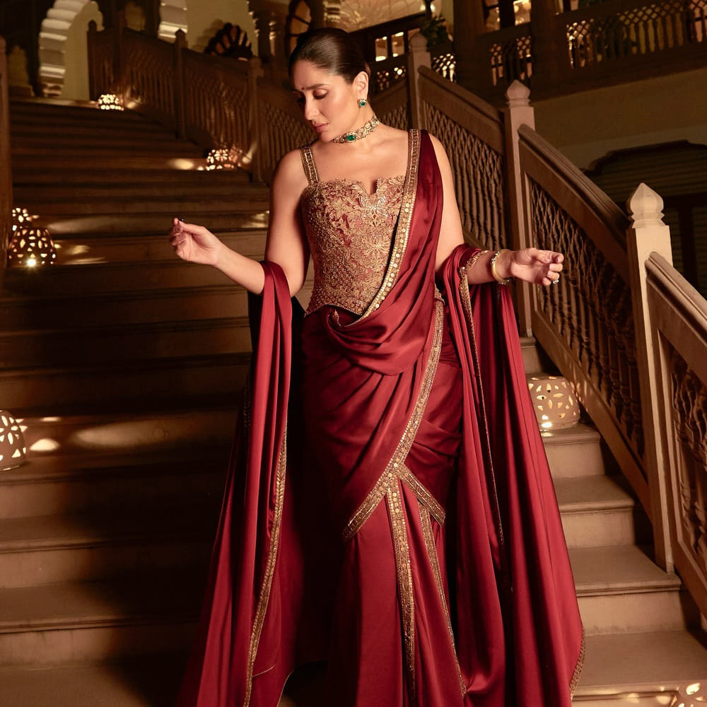 ప్రస్తుతం అందం, ఫిట్నెస్ విషయంలోనూ కుర్రహీరోయిన్లకు గట్టిపోటీ ఇస్తుంది. తాజాగా ఈ అమ్మడు లేటేస్ట్ ఫోటోస్ నెట్టింట వైరలవుతున్నాయి. కరీనా భర్త సైఫ్ అలీ ఖాన్ ఇటీవలే దేవర సినిమాలో విలన్ గా నటించారు. 