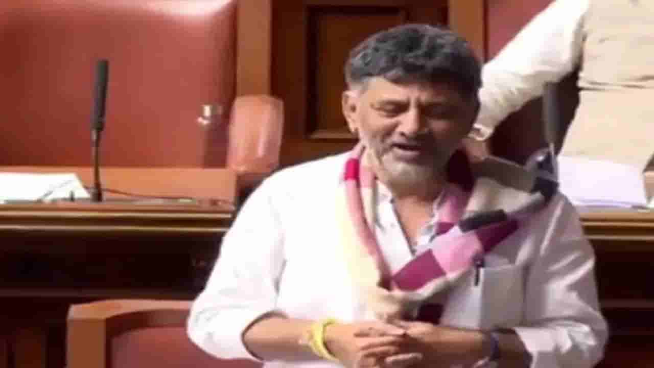 కర్ణాటక ఉప ముఖ్యమంత్రి డీకే శివకుమార్ నోట ఆర్ఎస్ఎస్ గీతం.. బీజేపీలో చేరబోతున్నారా..?