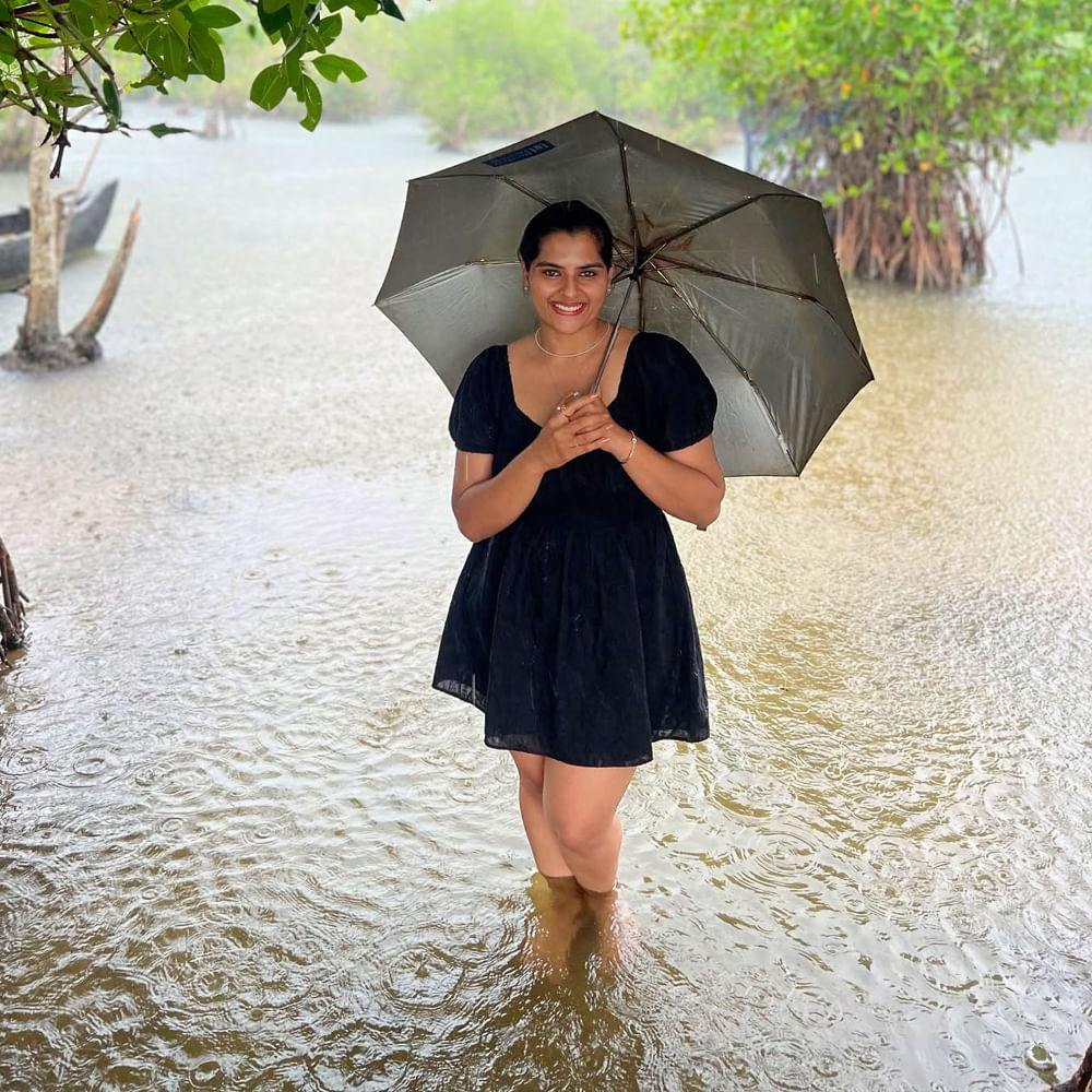 కానీ సోషల్ మీడియాలో మాత్రం తన అందాలతో ప్రేక్షకులను కవ్విస్తుంది కావ్య. కొత్త సినిమా అనౌన్స్ చేయలేదు కానీ సోషల్ మీడియాలో మాత్రం ఈ భామ రెగ్యులర్ గా ఫోటోలు, వీడియోలు షేర్ చేస్తూ అభిమానులను కవ్విస్తుంది. ఈ క్రమంలోనే తాజాగా కొన్ని ఫోటోలు వదిలింది. 