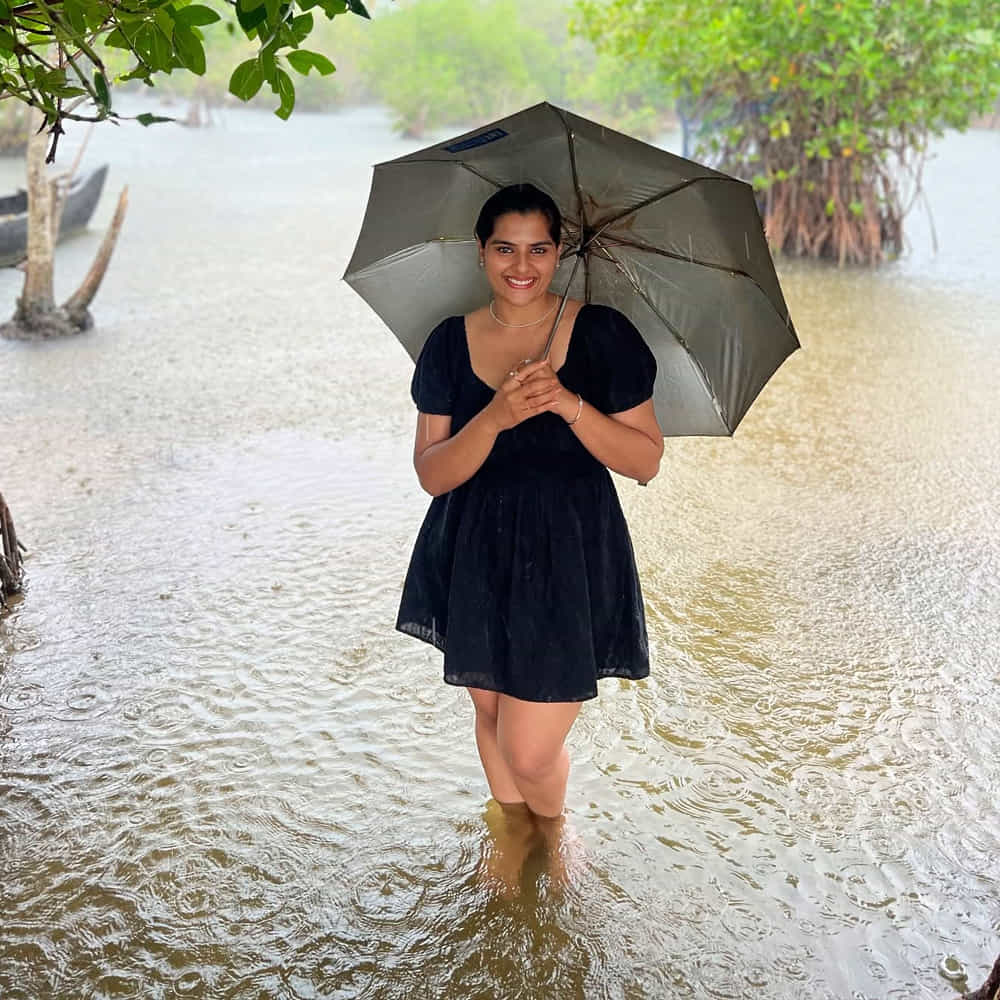 కానీ సోషల్ మీడియాలో మాత్రం తన అందాలతో ప్రేక్షకులను కవ్విస్తుంది కావ్య. కొత్త సినిమా అనౌన్స్ చేయలేదు కానీ సోషల్ మీడియాలో మాత్రం ఈ భామ రెగ్యులర్ గా ఫోటోలు, వీడియోలు షేర్ చేస్తూ అభిమానులను కవ్విస్తుంది. ఈ క్రమంలోనే తాజాగా కొన్ని ఫోటోలు వదిలింది.