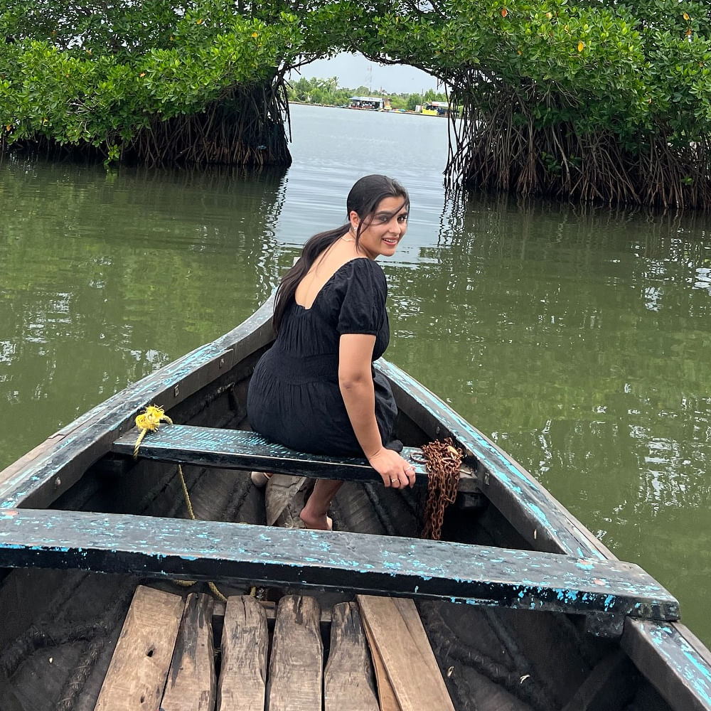 కానీ ఆతర్వాత ఆమె హీరోయిన్ గా చేసిన ఉస్తాద్ సినిమా డిజాస్టర్ అయ్యింది. శ్రీ సింహ హీరోగా నటించిన ఈ సినిమా తర్వాత కావ్య సినిమాలకు గ్యాప్ తీసుకుంది. సోషల్ మీడియాతోనే ఎక్కువ సమయం గడుపుతుంది. 2023లో వచ్చిన ఉస్తాద్ సినిమా తర్వాత కావ్య కొత్త సినిమాను అనౌన్స్ చేయలేదు