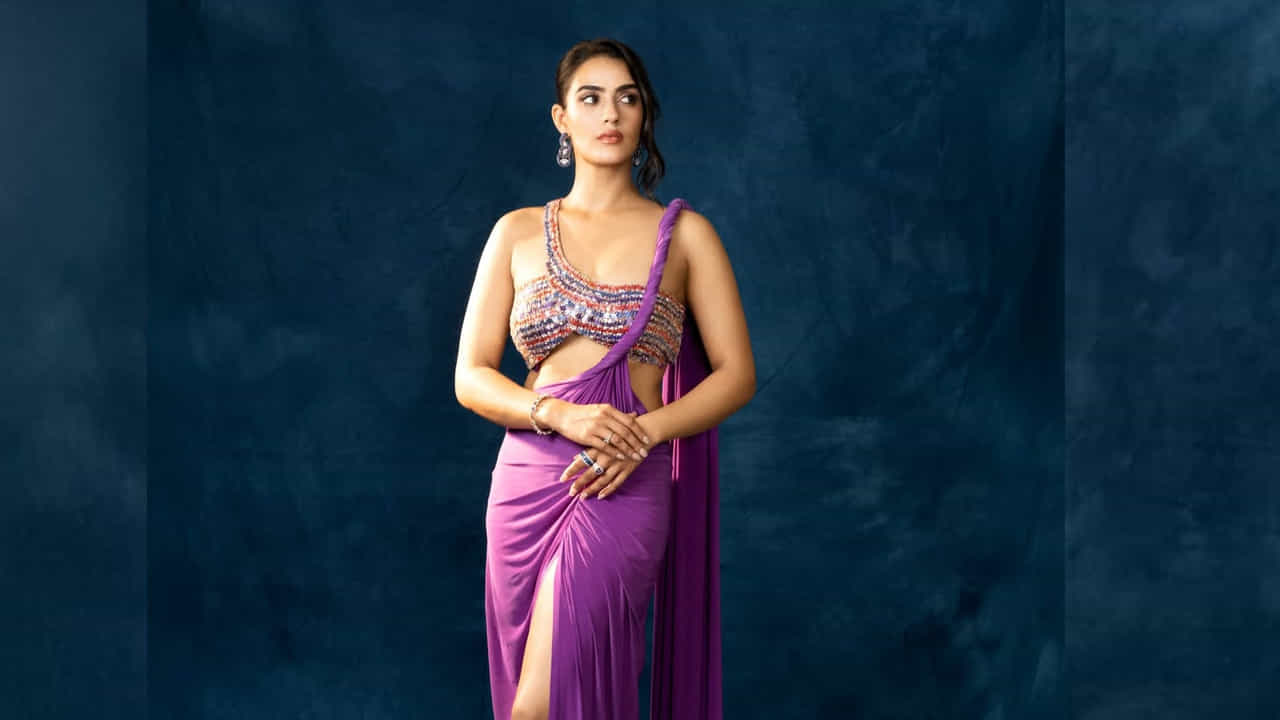 కావ్య థాపర్  2013 మొదట తత్కాల్ అనే హిందీ షార్ట్ ఫిల్మ్‌లో నటించింది. తర్వాత పతంజలి, మేక్ మై ట్రిప్ , కోహినూర్ వంటి సంస్థల్లో అడ్వర్టైజ్ మెంట్ చేసి మంచి గుర్తింపు తెచ్చుకుంది. తర్వాత ఈ మాయ పేరేమిటో అనే సినిమాతో తెలుగు చిత్ర పరిశ్రమలోకి ఎంట్రీ ఇచ్చింది.
