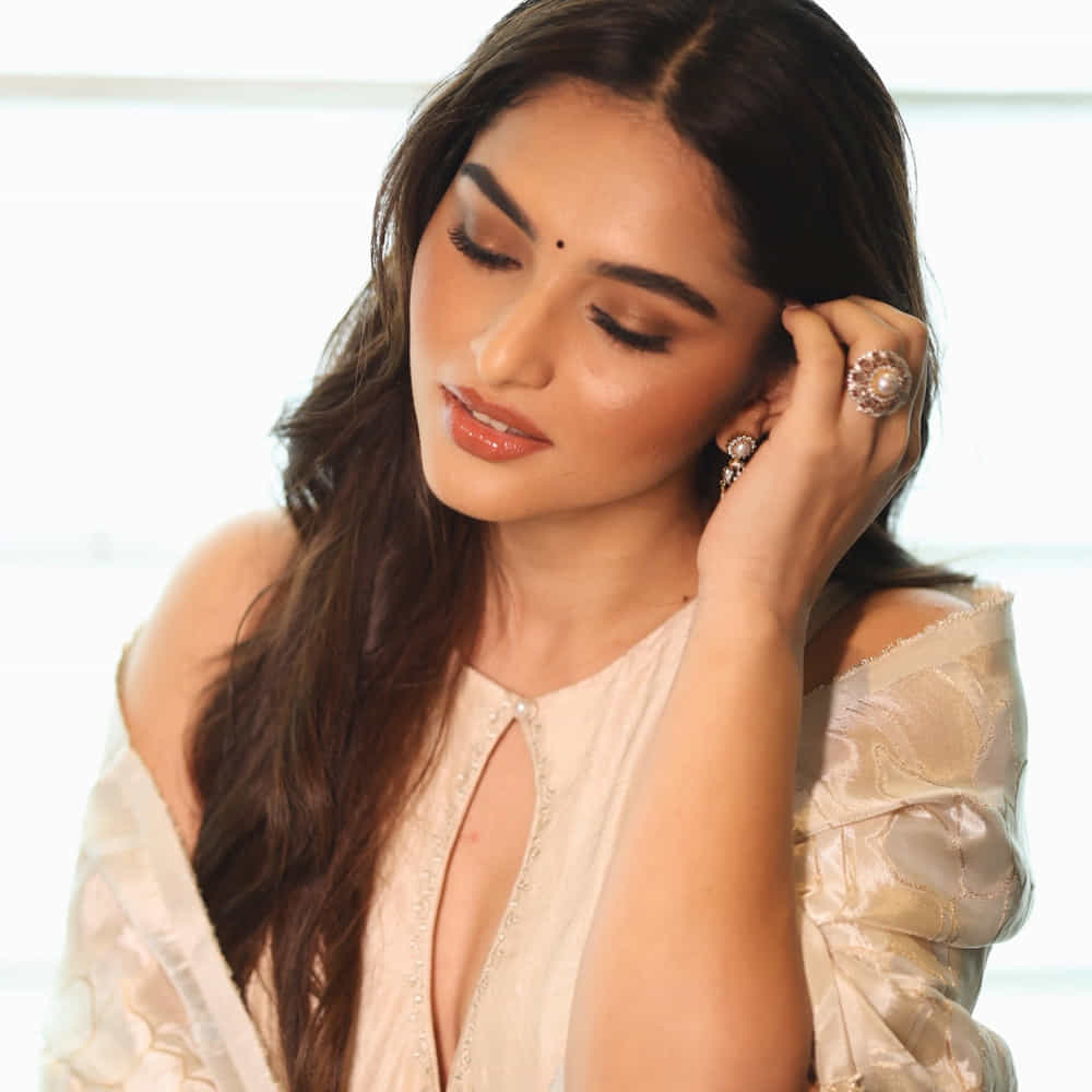 డ్రాగన్ బ్యూటీ కయాదు లోహర్ కూడా అంతే. తెలుగులో మూడేళ్ల కింద అల్లూరి సినిమా చేసిన ఈమె.. ఇప్పుడు వరస ఛాన్సులు అందుకుంటున్నారు. విశ్వక్ సేన్ ఫంకీలో నటిస్తున్నారీమే. అలాగే శ్రీలీల కూడా ఈ మధ్య చిన్న బ్రేక్ ఇచ్చారు. ప్రస్తుతం ఉస్తాద్ భగత్ సింగ్తో పాటు రవితేజ మాస్ జాతర, అఖిల్ లెనిన్ సినిమాలతో రానున్నారు.