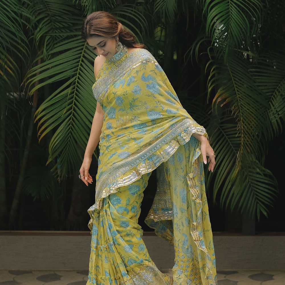 ఇటీవల బేబీ జాన్ సినిమాతో హిందీ చిత్రపరిశ్రమలోకి అడుగుపెట్టిన కీర్తి.. ఇప్పుడు కొత్త సినిమాలకు కమిట్ కాలేదు. ప్రస్తుతం ఆమె నటిస్తున్న రివాల్వర్ రీటా, కన్నివెడి చిత్రాలు షూటింగ్ జరుపుకుంటున్నాయి. మరోవైపు పలు యాడ్స్ చేస్తూ బిజీగా ఉంటుంది. ఈ క్రమంలోనే కొన్ని రోజులుగా కీర్తి బరువు పెరిగిందంటూ నెటిజన్స్ కామెంట్స్ చేసిన సంగతి తెలిసిందే. 