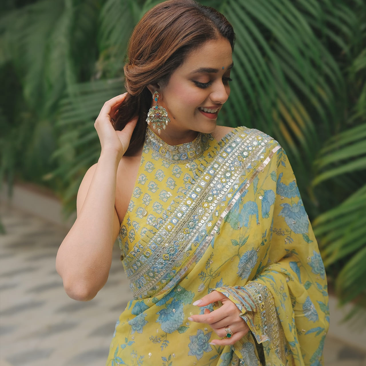 నేను శైలజ సినిమాతో తెలుగు తెరకు పరిచయమైంది కీర్తి సురేష్. మలయాళంలో బాలనటిగా కెరీర్ స్టార్ట్ చేసిన ఈ అమ్మడు.. ఆ తర్వాత కథానాయికగా మారి పలు చిత్రాల్లో నటించింది. తెలుగుతోపాటు తమిళం, మలయాళం, కన్నడ భాషలలో అలరించిన ఈ ముద్దుగుమ్మ.. ఇప్పుడు హిందీలోకి తెరంగేట్రం చేసింది. 