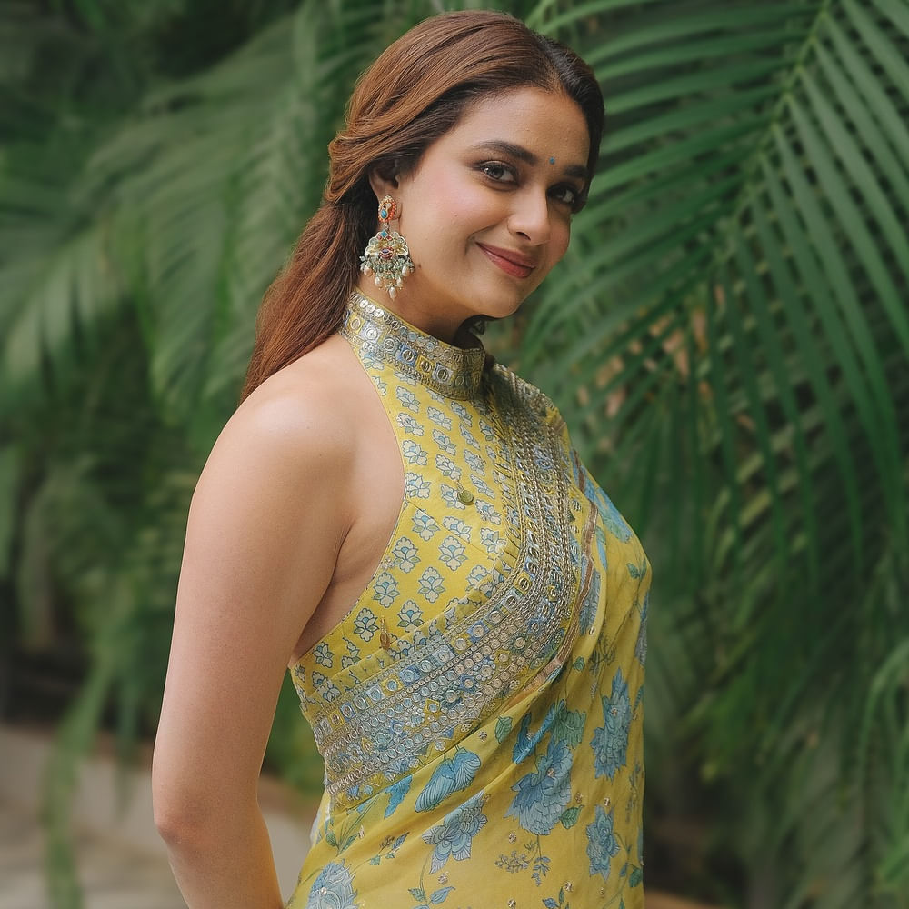 తెలుగులో మహానటి సినిమాతో ఉత్తమ నటిగా జాతీయ అవార్డ్ అందుకుంది. ఇందులో సావిత్రి పాత్రలో జీవించి తెలుగు జనాల హృదయాలు గెలుచుకుంది. దీంతో దక్షిణాదిలో ఈ అమ్మడు పేరు మారుమోగింది. ఇటీవలే తన స్నేహితుడిని పెళ్లి చేసుకుని వైవాహిక బంధంలోకి అడుగుపెట్టారు కీర్తి. ఈ క్రమంలోనే కొన్ని రోజులుగా సినిమాలకు దూరంగా ఉంటున్నారు.