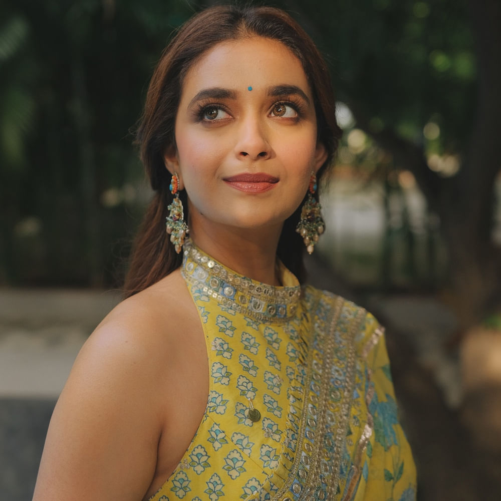 తాజాగా కీర్తి మాట్లాడుతూ..  పెళ్లి తర్వాత తాను బరువు పెరిగిన మాట నిజమేనని అన్నారు. అయితే బరువు తగ్గడానికి కార్డియో కసరత్తులు చేసి స్లిమ్ గా మారడానికి పోరాడానని అన్నాుర. వారానికి 300 నిమిషాలువ వర్కవుట్స్ చేసి ఇప్పుడు 9 కిలోల బరువు తగ్గినట్లు చెప్పుకొచ్చారు. 