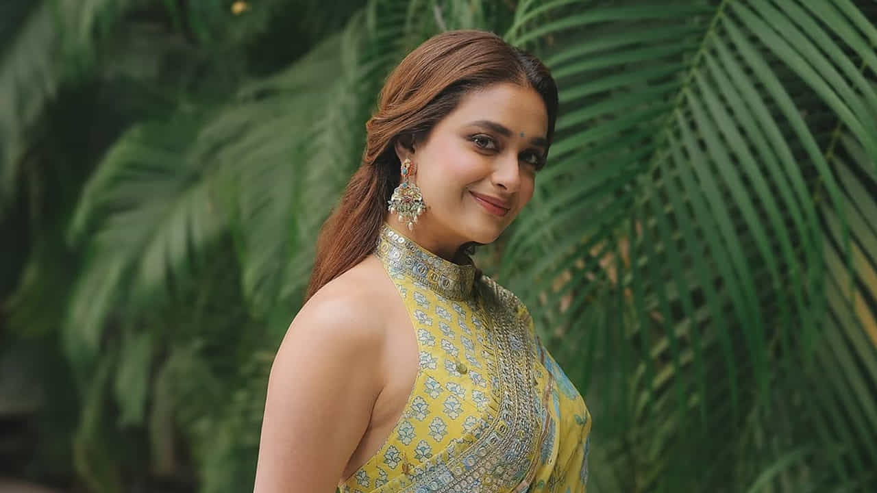 తర్వాత నేను లోకల్, సర్కారు వారి పాట, దసరా వంటి చాలా సినిమాల్లో నటించి తన నటనతో ఎంతో మందిని ఆకట్టుకుంది. కానీ ఈ బ్యూటీ నటించిన అన్నిసినిమాల్లోకెళ్లా, మహానటి సినిమా మాత్రమే ఈ ముద్దుగుమ్మను ఓవర్ నైట్ స్టార్ హీరోయిన్ ను చేసింది. దీంతో ఈ మూవీ తర్వాత కీర్తిసురేష్కు చాలా ఆఫర్స్ రావడం జరిగింది.