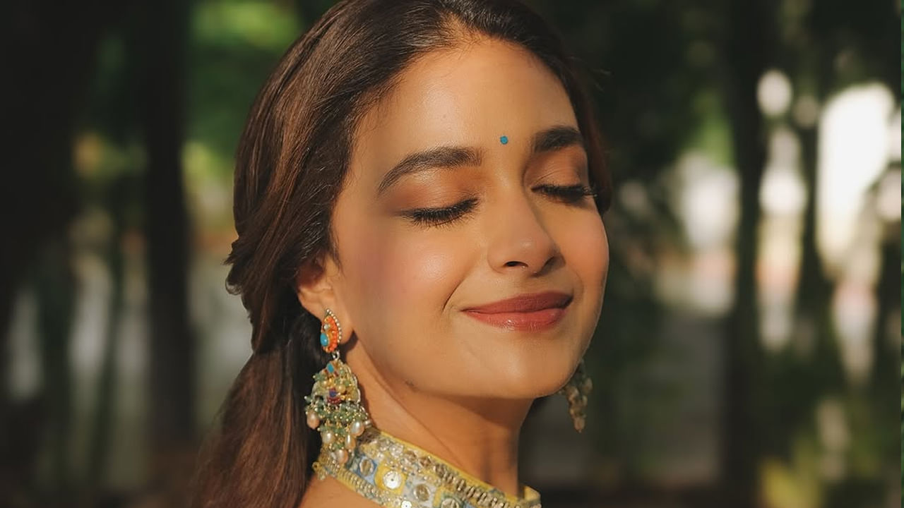 తాజాగా ఈ చిన్నది సింపుల్ చీరలో, పచ్చటి ప్రకృతి మధ్య సూర్య కిరణాలను ఆస్వాధిస్తూ.. పలు ఫొటోలకు ఫోజులిచ్చింది. ఆ ఫొటోల్లో ఈ బ్యూటీ అందం చూస్తే ఎవ్వరికైనా మతిపోవాల్సిందే. అంతలా ఈ చిన్నది పిక్స్ నెటిజన్స్‌ను తెగ ఆకట్టుకుంటున్నాయి.