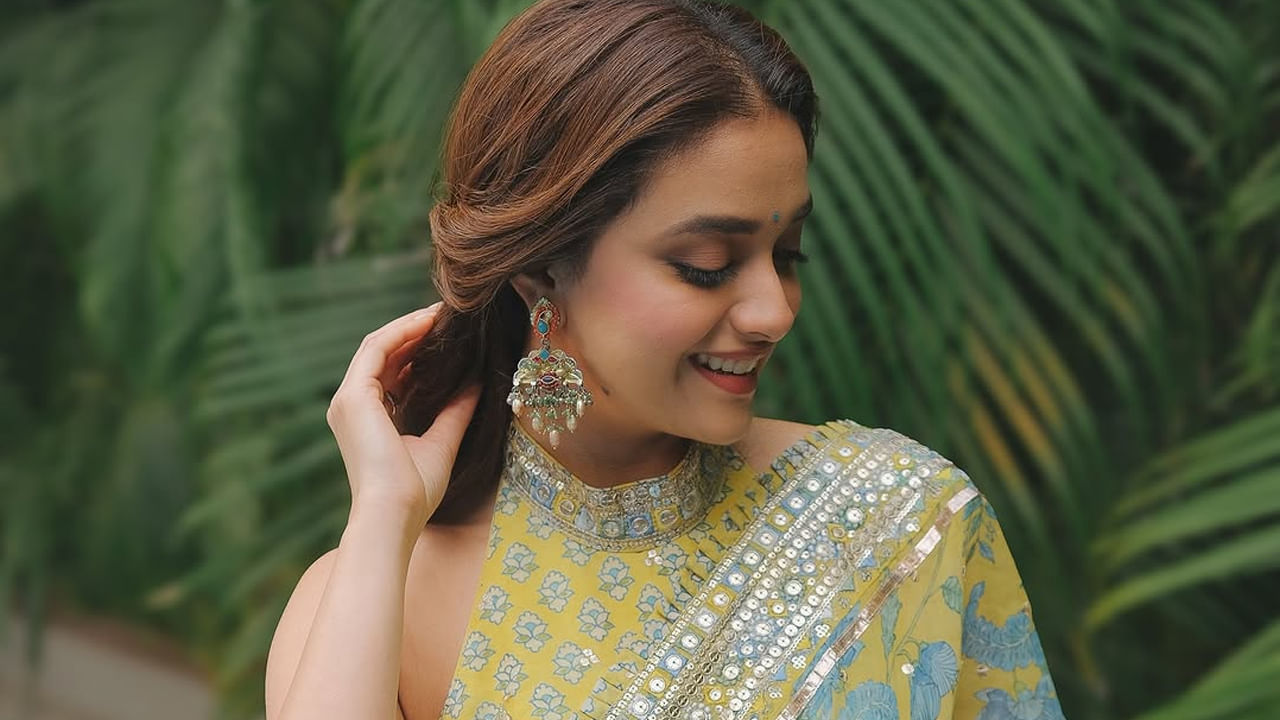 దీంతో పలు చిత్రాల్లో అవకాశాలు రావడంతో అక్కడ బిజీగా ఉన్నట్లు తెలుస్తోంది. ఇక కీర్తి డిసెంబర్‌లో తన చిన్ననాటి స్నేహితుడిని వివాహం చేసుకున్న విషయం తెలిసిందే. ఈ అమ్మడు పెళ్లి తర్వాత గ్లామర్ మరింత పెంచింది. ఎప్పుడూ సోషల్ మీడియాలో యాక్టివ్ గా ఉంటూ వరస ఫొటో షూట్స్‌తో కుర్రకారుకు నిద్రలేకుండా చేస్తుంది.