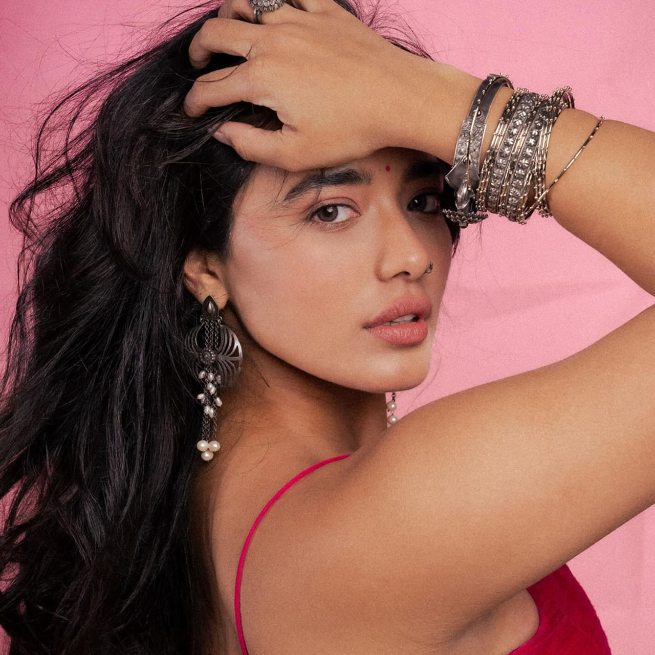 టాలీవుడ్ ఇండస్ట్రీలో ఇప్పుడిప్పుడే స్టార్ స్టేటస్ సంపాదించుకుంటున్న హీరోయిన్లలో ఈ అమ్మడు ఒక్కరు. ఇప్పటివరకు ఆమె చేసిన సినిమాలన్నీ అట్టర్ ప్లాప్ అయ్యాయి. కానీ అవకాశాలు మాత్రం తగ్గడం లేదు. మెగా హీరోల సినిమాల్లో ఛాన్సులు కొట్టేసింది. ఇటీవలే ఓ స్పెషల్ పాటతో రచ్చ చేసింది. 