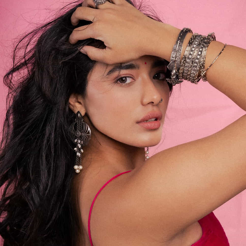 టాలీవుడ్ ఇండస్ట్రీలో ఇప్పుడిప్పుడే స్టార్ స్టేటస్ సంపాదించుకుంటున్న హీరోయిన్లలో ఈ అమ్మడు ఒక్కరు. ఇప్పటివరకు ఆమె చేసిన సినిమాలన్నీ అట్టర్ ప్లాప్ అయ్యాయి. కానీ అవకాశాలు మాత్రం తగ్గడం లేదు. మెగా హీరోల సినిమాల్లో ఛాన్సులు కొట్టేసింది. ఇటీవలే ఓ స్పెషల్ పాటతో రచ్చ చేసింది.