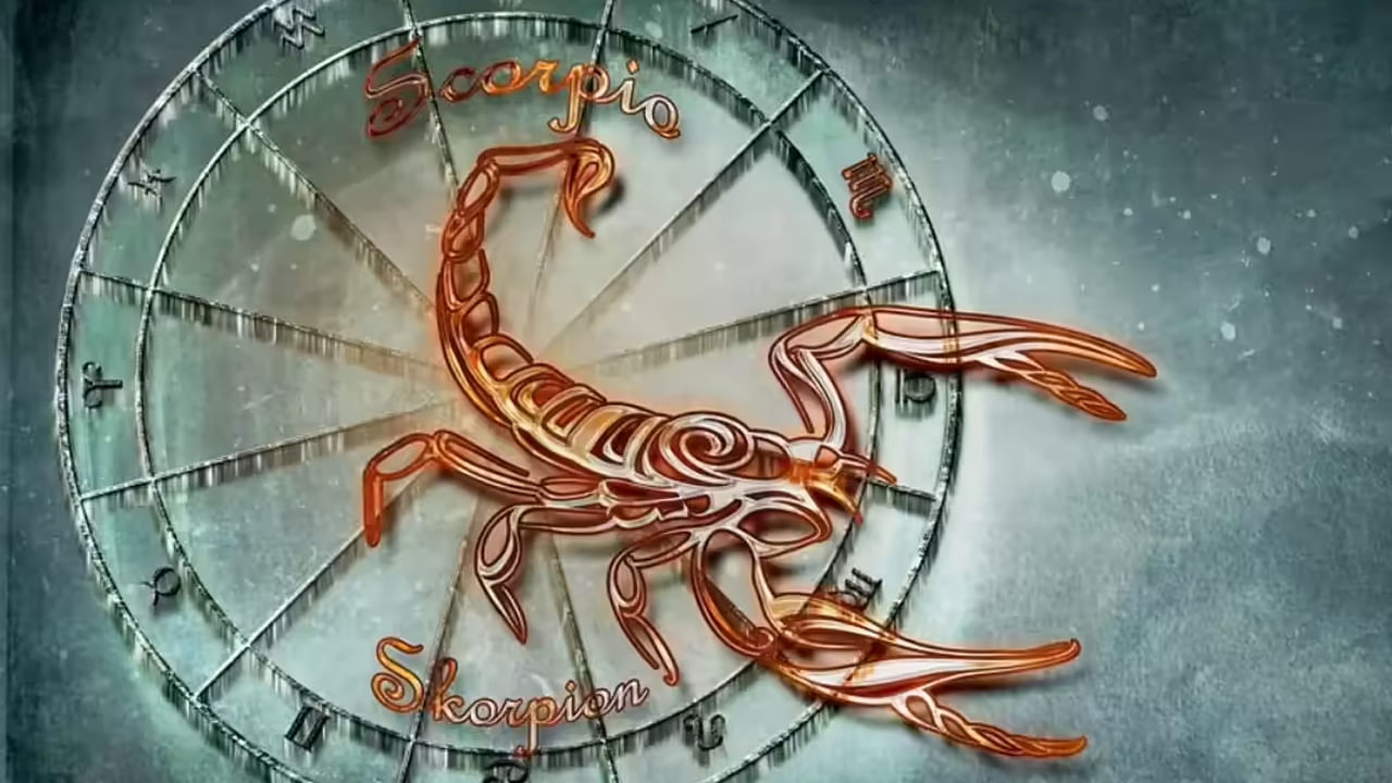 వృశ్చిక రాశి : వృశ్చిక రాశి వారికి పట్టిందల్లా బంగారమే కానుంది. వీరికి సెప్టెంబర్ నెలలో అద్భుతంగా ఉంటుంది. నిరుద్యోగులు ఉద్యోగం పొందే ఛాన్స్ ఉంది. వ్యాపార రంగంలో ఉన్న వారు అత్యధిక లాభాలు పొందుతారు. ఈ నెల మొత్తం చాలా సంతోషంగా గడిచిపోతుంది.