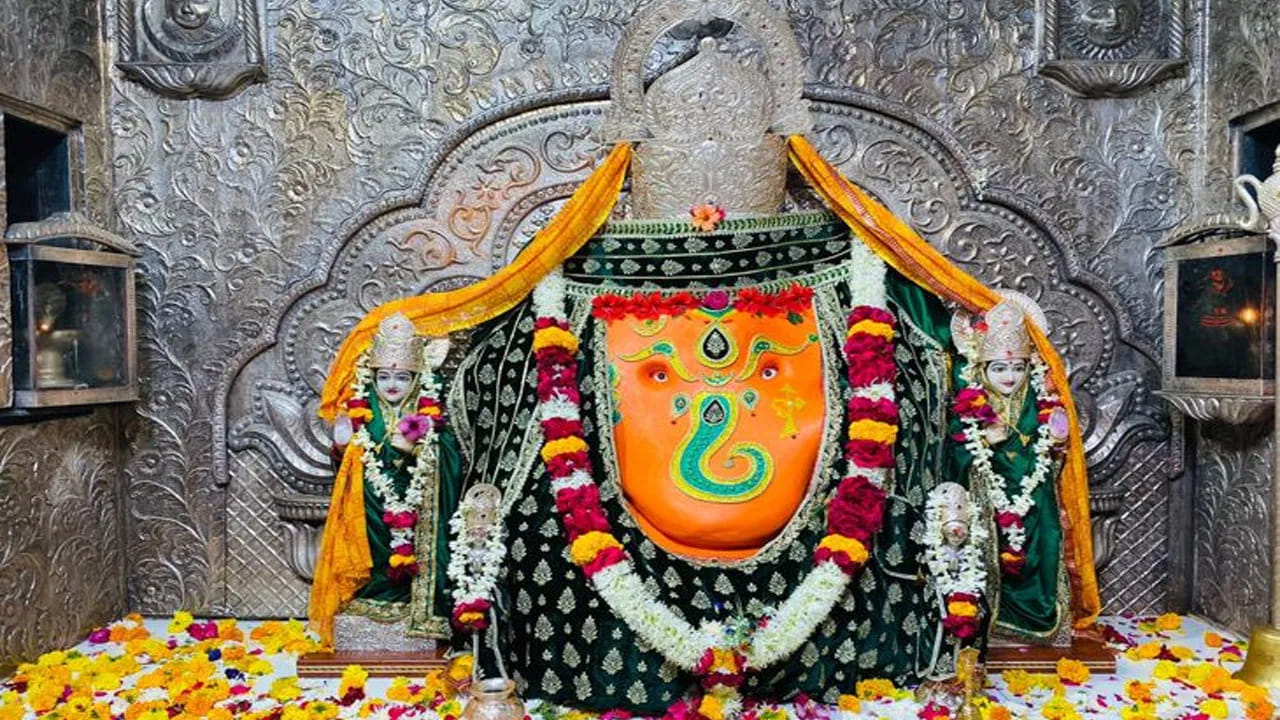 ఇండోర్‌లోని ఖజ్రానా అనే చిన్న పట్టణంలో ప్రపంచ ప్రఖ్యాతి గాంచిన గణేష్ దేవాలయం ఉంది. ఇక్కడ  గణేశుడి విగ్రహం వెనుక స్వస్తిక్ గుర్తును వేసి మోదకం నైవేదంగా పెడితే తమ కోరికలు నెరవేరతాయని భక్తుల నమ్మకం. ఈ ఆలయాన్ని 1735లో హోల్కర్ రాజవంశానికి చెందిన సామ్రాజ్ఞి అహల్యాబాయి నిర్మించారు. ఈ ఆలయానికి వచ్చే భక్తులు ఆలయానికి మూడు ప్రదక్షిణలు చేసిన తర్వాత ఆలయ గోడలకు దారాలు కడతారు. ఇలా చేసినప్పుడే ఆలయ దర్శనం పూర్తి అయినట్లు పరిగణిస్తారు. ప్రతి బుధవారం ఈ ఆలయంలో ప్రత్యేక పూజలు, హారతులను ఇస్తారు. ఈ ఆలయం దేశంలోని అత్యంత ధనిక దేవాలయాల్లో ఒకటిగా పరిగణించబడుతుంది.