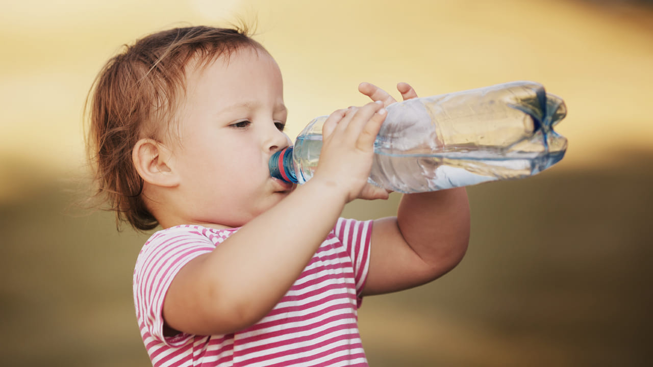 పడుకునే ముందు నీటిని ఇవ్వకూడదు: పడుకునే ముందు పిల్లలకు ఎక్కువగా నీటిని ఇవ్వకూడదు. దీని వల్ల వారి బ్లాడర్ ఫుల్ అయి.. నిద్రలో పక్క తడిపేస్తారు. కాబట్టి పడుకునే ముందు అతిగా నీరు త్రాగించకండి. లేదంటే మాత్రం రాత్రుళ్ళు పక్క తడపడం కాయం.