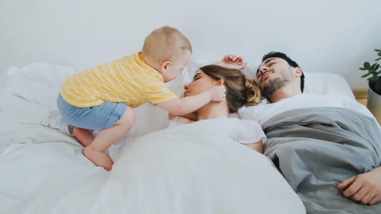 టాయిలెట్ వస్తే లేపమని చెప్పాలి: మూత్రం వచ్చినప్పుడు లేపమని పేరెంట్స్.. పిల్లలకు చెప్పాలి. లేపినప్పుడు వాళ్లను చిరాకు పడకూడదు. పిల్లలకు ఒక్కసారి చెప్తే సరిపోదు. పిల్లలకు గ్రహించే శక్తి తక్కువగా ఉంటుంది కాబట్టి.. ఏ విషయానైనా పదే పదే చెబుతూ ఉండాలి. అప్పుడే వారు అర్థం చేసుకుంటారు.