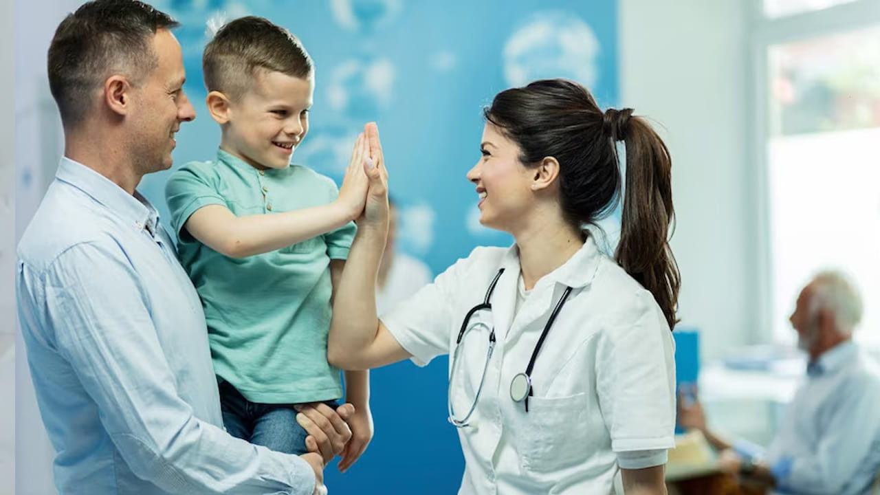 ఎక్స్ పర్ట్స్ ని కలవండి: పక్క తడిపే సమస్య మరీ ఎక్కువగా ఉంటే మాత్రం వైద్యులను సంప్రదించడం మేలు. వారు ఇచ్చే సలహాలు, సూచనలు పాటిస్తే మంచి రిజల్ట్స్ కనిపిస్తాయి. అవసరమైతే మెడికల్ హెల్ప్ తీసుకోండి.