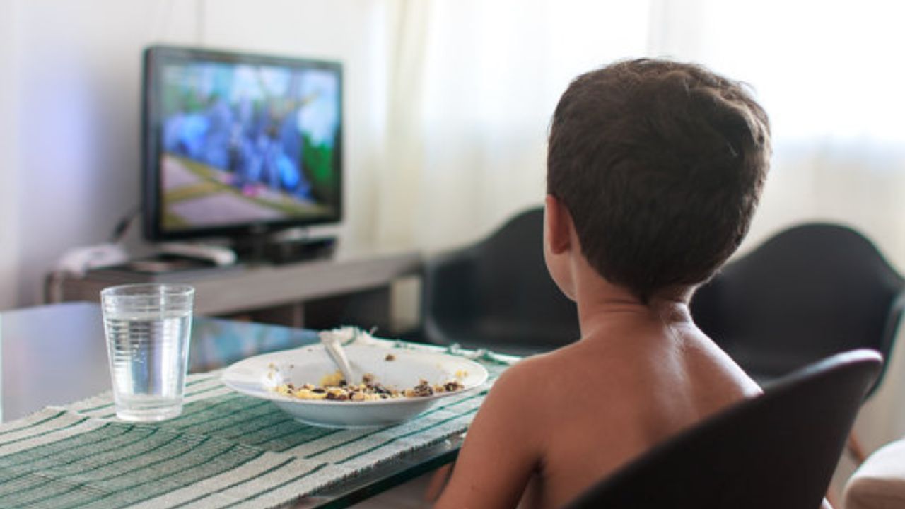 మీ పిల్లలు టీవీ చూస్తూ తింటున్నారా..? ఇది ఎంత డేంజరో తెలుసా..? డాక్టర్ ఏం చెబుతున్నారంటే..?