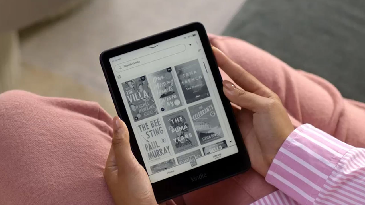కిండిల్(2025 ఎడిషన్).. ప్రస్తుతం అందుబాటులో ఉన్న ఈ-బుక్ లలో ఇప్పటికే పాఠకులకు బెస్ట్ ఎంపికగా ఈ కిండిల్ నిలుస్తోంది. లేటెస్ట్ 2025 ఎడిషన్ కిండిల్ ఈ-బుక్ సిగ్నేచర్ ఎలక్ట్రానిక్ ఇంక్ గ్లేర్ ఫ్రీ డిస్ ప్లే తో వస్తుంది. దీంతో సాధారణ పుస్తకాన్ని చుదువుతున్న ఫీలింగ్ వినియోగదారులకు వస్తుంది. దీనిలో మీరు ఫాంట్ సైజ్ ను కూడా మార్చుకోవచ్చు. కొత్త కిండిల్ లో 16జీబీ ఇన్ బిల్ట్ స్టోరేజ్ ఉంటుంది. ఇది సింగిల్ చార్జ్ పై ఆరు వారాలు పనిచేస్తుంది. 