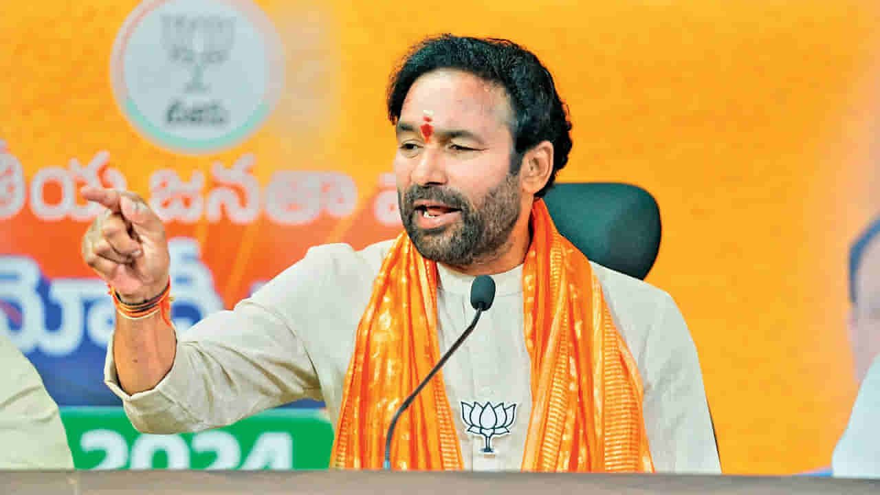 Kishan Reddy: రేవంత్ పగటివేషాలను ప్రజలు నమ్మరు.. వారిని ప్రసన్నం చేసుకోవడానికే ధర్నా.. కిషన్ రెడ్డి ఫైర్..