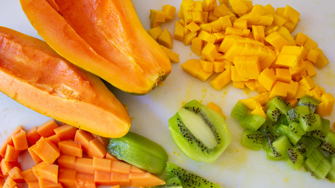జీర్ణ ప్రయోజనాలు.. కివి జీర్ణక్రియ, పోషక శోషణను మెరుగుపరిచే ఎంజైమ్ అయిన ఆక్టినిడిన్ను కలిగి ఉంటుంది, ఇది పరోక్షంగా మెరుగైన రక్త ఆరోగ్యానికి మద్దతు ఇస్తుంది. బొప్పాయి పపైన్ ఎంజైమ్ జీర్ణక్రియను సజావుగా చేయడంలో సహాయపడుతుంది, శరీరం ప్లేట్లెట్ పెరుగుదలకు పోషకాలను సమర్థవంతంగా ఉపయోగించుకునేలా చేస్తుంది.