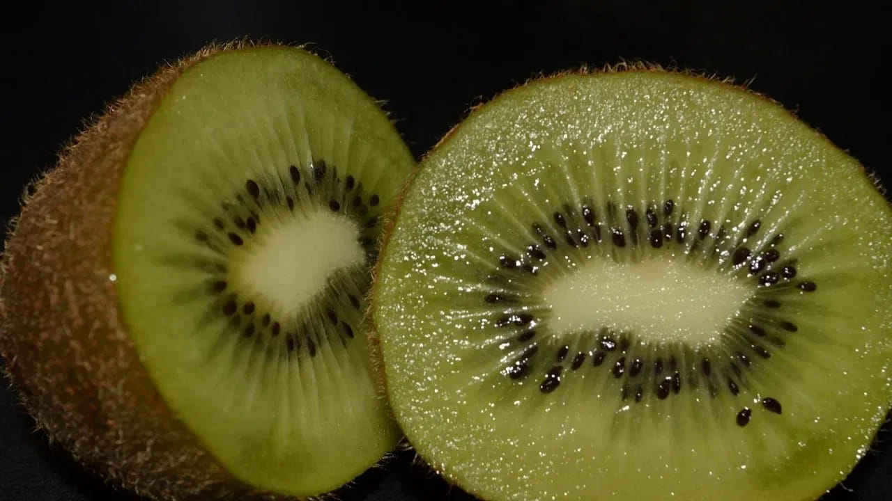 కివిలో లుటీన్, జియాక్సంతిన్ వంటి యాంటీఆక్సిడెంట్లు ఉంటాయి. ఇవి కళ్ళకు మేలు చేస్తాయి. ఈ పదార్థాలు కంటిశుక్లం, వయస్సు సంబంధిత కంటి సమస్యల నుంచి కళ్ళను రక్షించడంలో సహాయపడతాయి.