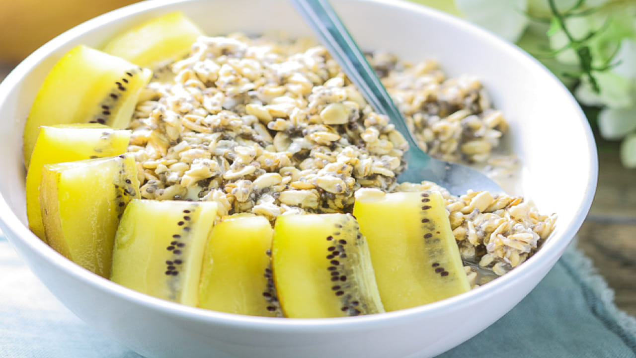 అధిక కొలెస్ట్రాల్ ఉన్న‌వారు రోజూ ఒక కివి పండును తింటుంటే ఈ స‌మ‌స్య నుంచి బ‌య‌ట ప‌డ‌వ‌చ్చు. కివి పండ్ల‌లో విట‌మిన్ సి కూడా ఎక్కువ‌గానే ఉంటుంది. ఇది మ‌న శ‌రీరంలో కొల్లాజెన్ ఉత్ప‌త్తికి దోహ‌ద‌ప‌డుతుంది. ఇది చ‌ర్మాన్ని ఆరోగ్యంగా ఉంచ‌డంలో స‌హాయం చేస్తుంది.