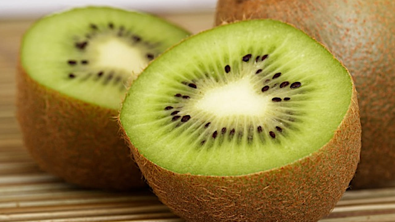 కివి పండ్ల‌లో విట‌మిన్ ఇ కూడా ఎక్కువ‌గానే ఉంటుంది. ఇది చ‌ర్మాన్ని ఆక్సీక‌ర‌ణ ఒత్తిడి నుంచి రక్షిస్తుంది. దీంతో చ‌ర్మ క‌ణాలు డ్యామేజ్ అవ‌కుండా ఉంటాయి. ఫ‌లితంగా చ‌ర్మంపై వృద్ధాప్య ఛాయ‌లు రావు. చ‌ర్మం ఎల్ల‌ప్పుడూ కాంతివంతంగా, య‌వ్వ‌నంగా క‌నిపిస్తుంది. 