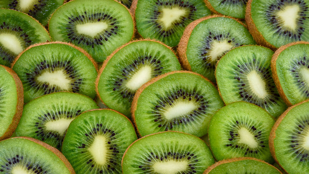 ఈ పండ్ల‌లో యాంటీ ఆక్సిడెంట్లు అధికంగా ఉంటాయి. ఇవి ఆక్సీక‌ర‌ణ ఒత్తిడి నుంచి గుండెను ర‌క్షిస్తాయి. దీంతో గుండె పోటు రాకుండా చూసుకోవ‌చ్చు. కివి పండ్ల‌లో అధికంగా ఫైబ‌ర్ ఉంటుంది. ఇది శ‌రీరంలోని కొలెస్ట్రాల్ లెవ‌ల్స్‌ను త‌గ్గిస్తుంది. 