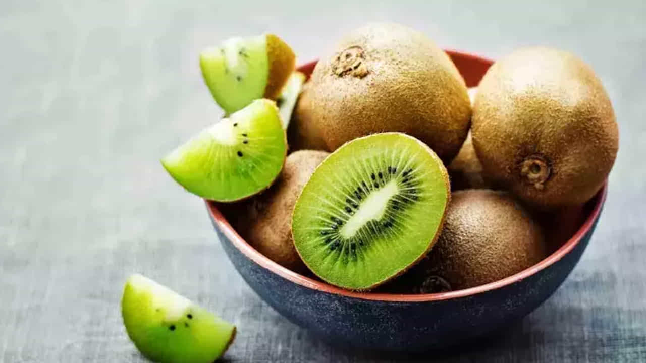 అలాగే, రక్తాన్ని పలుచబడే మందులు తీసుకునే వారు కూడా కివీ పండు తినే ముందు తప్పకుండా వైద్యుడిని సంప్రదించాలి. కివీలో రక్తం గడ్డకట్టకుండా చేసే గుణం ఉంటుంది, కాబట్టి మందులతో కలిపి తింటే సమస్యలు తీవ్రమవుతాయి.