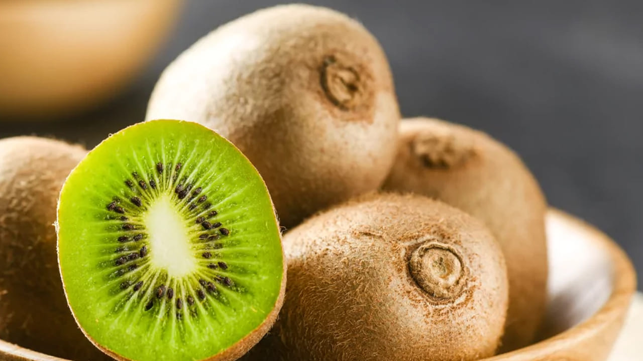 కివి ఆరోగ్యానికి నిధి లాంటిది: కివి ఆరోగ్య నిధిగా పరిగణించబడుతుంది. ఈ పండులో అనేక రకాల పోషకాలు ఉన్నాయి. ల్యూటిన్, జియాక్సంతిన్, ఫైటోకెమికల్స్ లాగా ఉంటాయి. ఇవి శరీరంలో ఐరన్ శాతాన్ని పెంచడంలో సహాయపడుతుంది. రక్తహీనత సమస్యతో బాధపడేవారు ప్రయోజనం పొందుతారు. ప్రతిరోజూ కివీని తినడం వల్ల అనేక ప్రయోజనాలను పొందవచ్చు. ఇది కంటికి చాలా ముఖ్యమైన పండుగా కూడా పరిగణించబడుతుంది. ఇన్ని అద్భుతమైన ప్రయోజనాలు ఉండే ఈ పండులో ప్రతి రోజు తీసుకుంటే మీ ఆరోగ్యానికి కొదవ ఉండదు.