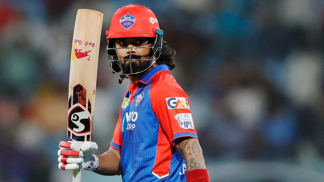 ఢిల్లీ క్యాపిటల్స్ అనుభవజ్ఞుడైన ఆటగాడు కేఎల్ రాహుల్ను మార్పిడి చేయాలనే చర్చ కూడా జరుగుతోంది. కోల్కతా నైట్ రైడర్స్ అతన్ని తమ జట్టులోకి తీసుకోవాలని కోరుకుంటున్నట్లు వార్తలు వస్తున్నాయి. ఈ సీజన్లో కోల్కతా ప్రదర్శన సిగ్గుచేటు. రాహుల్ ఆ జట్టుకు స్థిరత్వాన్ని అందించగలడు. నివేదికలు నమ్మదగినవి అయితే, ఫ్రాంచైజ్ యాజమాన్యం కూడా రాహుల్తో దీనిపై చర్చించింది. ఇప్పుడు అతను షారుఖ్ ఖాన్ జట్టులో చేరగలడా లేదా అనేది చూడాలి.