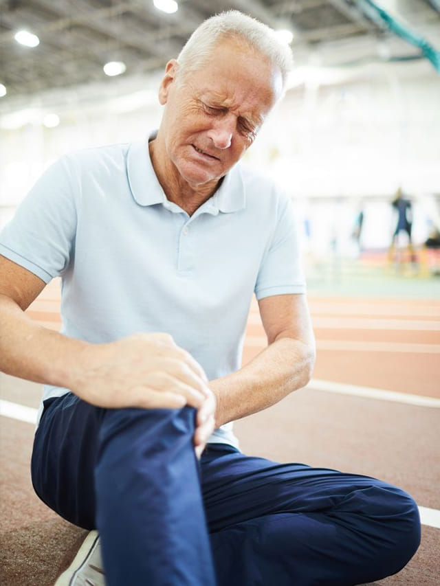 మోకాళ్లలో నొప్పి ఆ వ్యాధి లక్షణమా.? వృద్ధాప్యం వల్ల కాదా.?