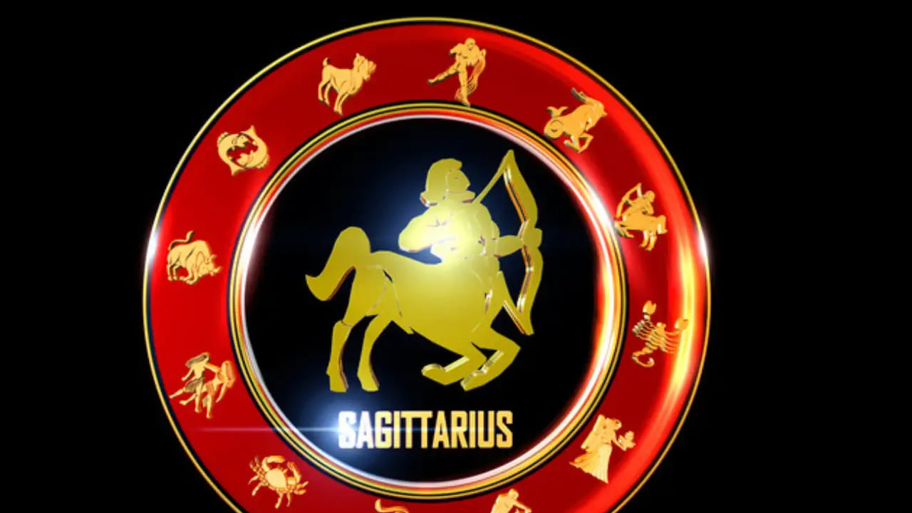 ధనుస్సు రాశి :  ధనస్సు రాశి వారికి  అద్భుతమైన ప్రయోజనాలు కలబోతున్నాయి. శ్రీ కృష్ణుడు ఈ రాశి వారికి సిరులు కురిపించనున్నాడు. దీని వలన వీరు పనుల్లో విజయం సాధించడం, సంపద పెరగడం, పెట్టుబడుల్లో లాభాలు రావడం జరుగుతుంది. నిరుద్యోగులకు కూడా ఉద్యోగం లభిస్తుంది. వీరికి పట్టిందల్లా బంగారమే కానుంది.