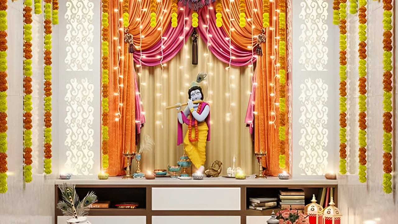 అదే విధంగా జ్యోతిష్య శాస్త్రం ప్రకారం శ్రీకృష్ణుడి పూజను ఈశాన్య దిశలో చేయడం చాలా మంచిదంట. ఇది వాస్తు ప్రకారం, ఇంటిలోని వారికి మంచి ప్రయోజనాలను తీసుకొస్తుందంట. అలాగే చిన్ని కన్నయ్య విగ్రహం తూర్పు దిశలో పెట్టి పూజ జరిపించాలంట. అలాగే విగ్రహం పెట్టే స్థానాన్ని పసుపు రంగుతో అలంకరించడం చాలా శుభకరం అంటున్నారు వాస్తు నిపుణులు.