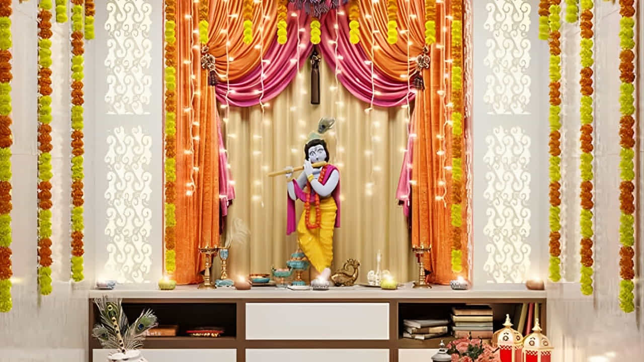 అదే విధంగా జ్యోతిష్య శాస్త్రం ప్రకారం శ్రీకృష్ణుడి పూజను ఈశాన్య దిశలో చేయడం చాలా మంచిదంట. ఇది వాస్తు ప్రకారం, ఇంటిలోని వారికి మంచి ప్రయోజనాలను తీసుకొస్తుందంట. అలాగే చిన్ని కన్నయ్య విగ్రహం తూర్పు దిశలో పెట్టి పూజ జరిపించాలంట. అలాగే విగ్రహం పెట్టే స్థానాన్ని పసుపు రంగుతో అలంకరించడం చాలా శుభకరం అంటున్నారు వాస్తు నిపుణులు.