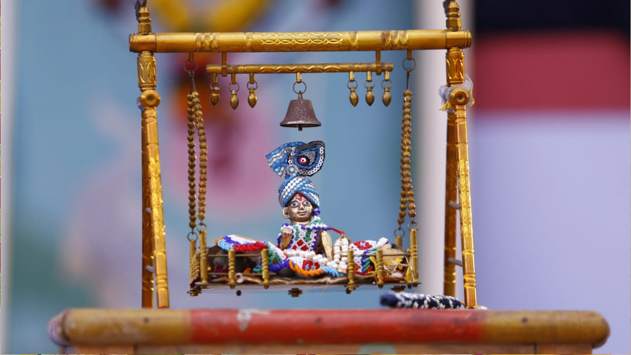 జన్మాష్టమి వేడుకల్లో అతి ముఖ్యమైనది శ్రీకృష్ణుడి ఊయల. దీనిని కొందరు చెక్కతో పెద్దగా చేయిస్తే, మరికొంత మంది బంగారం లేదా వెండితో చిన్నగా తయారు చేస్తుంటారు. అయితే పూజ చేసే క్రమంలో మొదట దీనిని అందంగా అలంకరించాలంట. ఊయలను రంగు రంగుల పూలతో, అందంగా అలంకరించాలంట. దీని వలన పూజకే అందం వస్తుందని చెబుతున్నారు పండితులు.