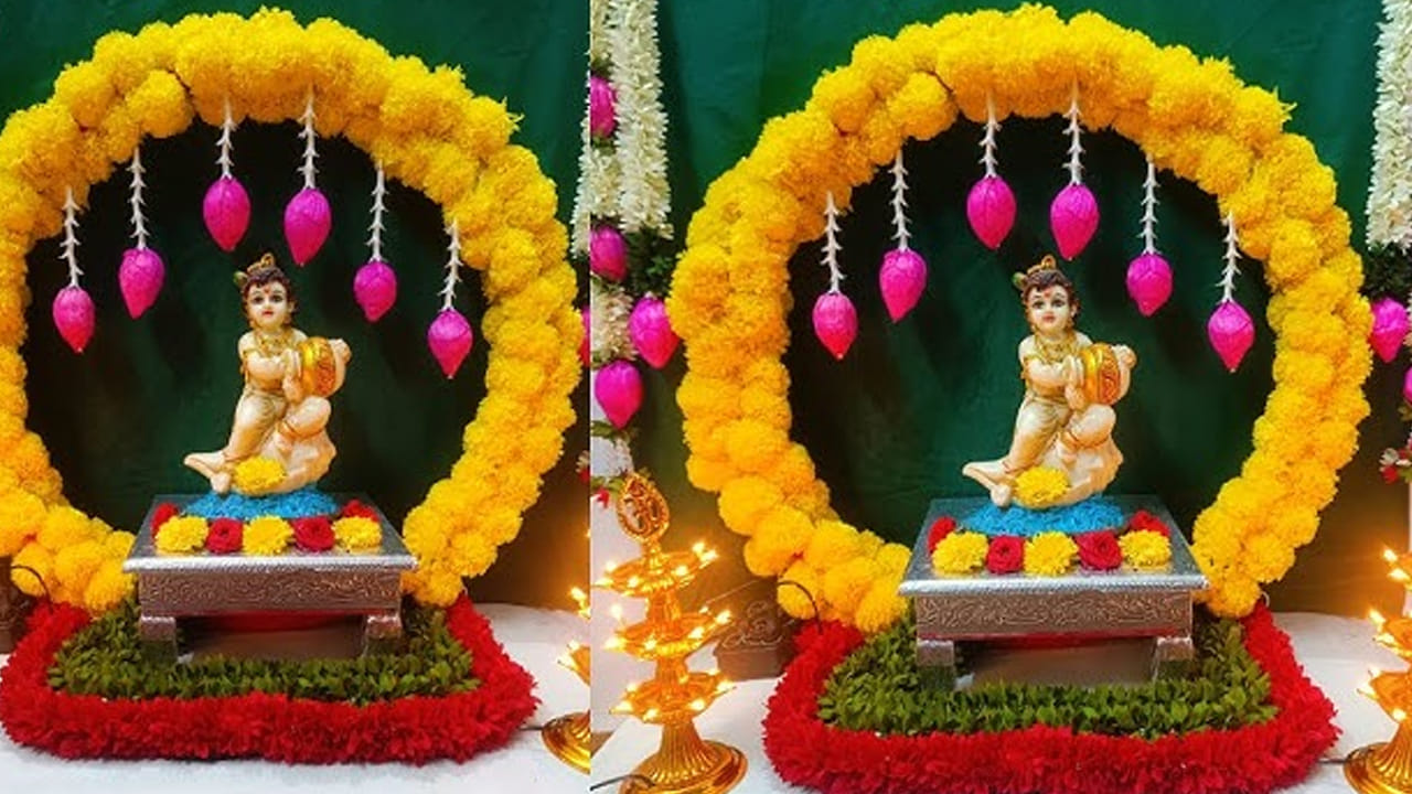 అలాగే, వెంటి గంటలను పూజలో ఉపయోగించాలి. దీని వలన ఇంటిలోని ప్రతి కూల శక్తి తొలిగిపోతుందంట. అలాగే కృష్ణుడి విగ్రహం ముందు నెయ్యి దీపం వెలిగించాలి. మామిడి ఆకులు, కొబ్బరితో చిన్న కలశం, గంగాజలంతో నిండిన శంఖం పెట్టం శుభప్రదం. అదే విధంగా ప్రశాంతమైన వాతావరణం కోసం వేణవు సంగీతాన్ని ప్లేయడం మంచిదంట. అలాగే ప్రసాదం కోసం పండ్లు, మిఠాయి, చాక్లెట్స్, ముఖ్యంగా తులసి తీర్థం ఇవ్వడం మర్చిపోకూడదంట. అలాగే శ్రీకృష్ణుడి జనాన్ని గుర్తుచేసుకుంటూ అర్ధరాత్రి సరిగ్గా 12 గంటలకు హారతిని ఇవ్వడం చాలా శుభప్రదం అంటున్నారు నిపుణులు.