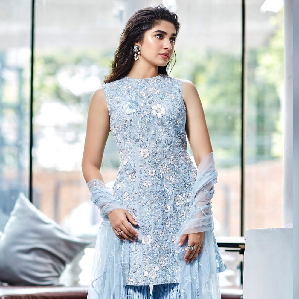 టైటిల్‌కు తగ్గట్లే ఉప్పెనలా ఇండస్ట్రీకి దూసుకొచ్చిన బ్యూటీ కృతి శెట్టి. ఏం జరిగిందో తెలుసుకుని తేరుకునేలోపే ఉప్పెన, శ్యామ్ సింగరాయ్, బంగార్రాజుతో దెబ్బకు గోల్డెన్ లెగ్ అయిపోయింది. 