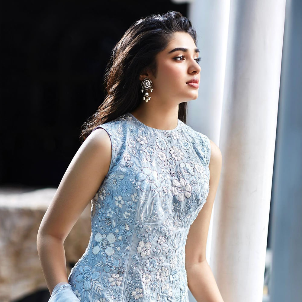 కానీ అంతలోనే టైమ్ టర్న్ అయింది.. వరసగా ఫ్లాపులొచ్చాయి. మాచర్ల నియోజకవర్గం, వారియర్, ఆ అమ్మాయి గురించి మీకు చెప్పాలి, కస్టడీ, మనమే ఫ్లాపులతో కృతి శెట్టి రేంజ్ ఒక్కసారిగా పడిపోయింది. 